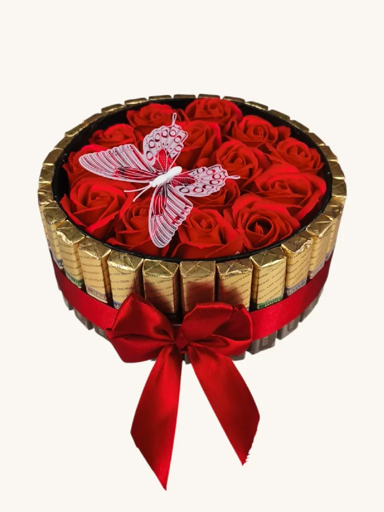 Darčekový box v tvare kruhu, kombinovaný s ružami a pralinkami, červené ruže, Merci