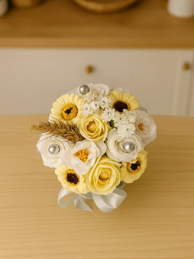 Mydlová kytica v darčekovom boxe, plechová dóza s bielou stužkou