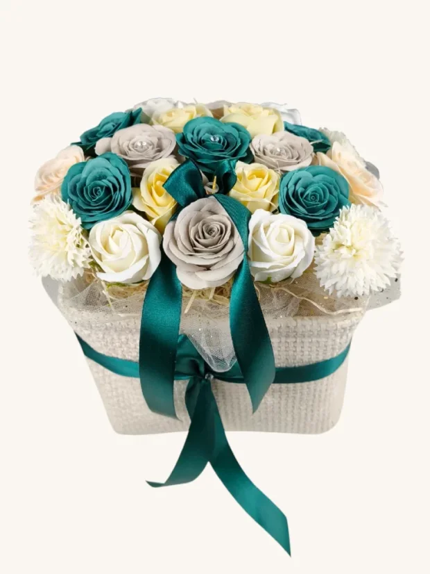 Luxusná kytica mydlových ruží, biely obdĺžnikový košík, pastelové ruže, smaragdové