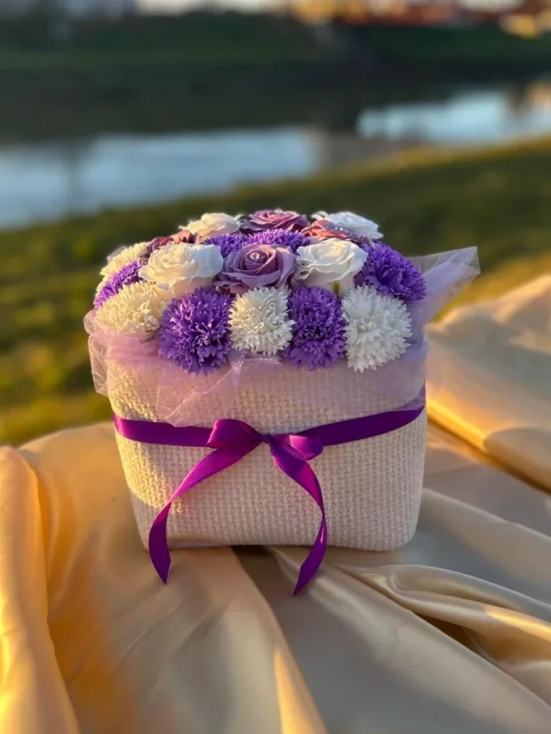 Luxusná kytica mydlových ruží, biely obdĺžnikový košík, pastelové ruže, fialové