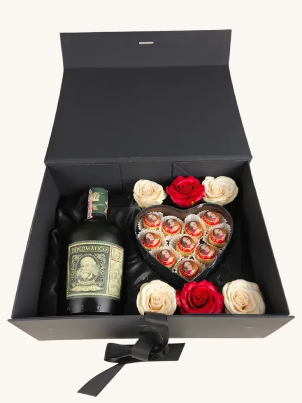 Zestaw prezentowy Diplomatico 0,7l, butelka z czekoladkami i mydlanymi różami, pudełko na magnes