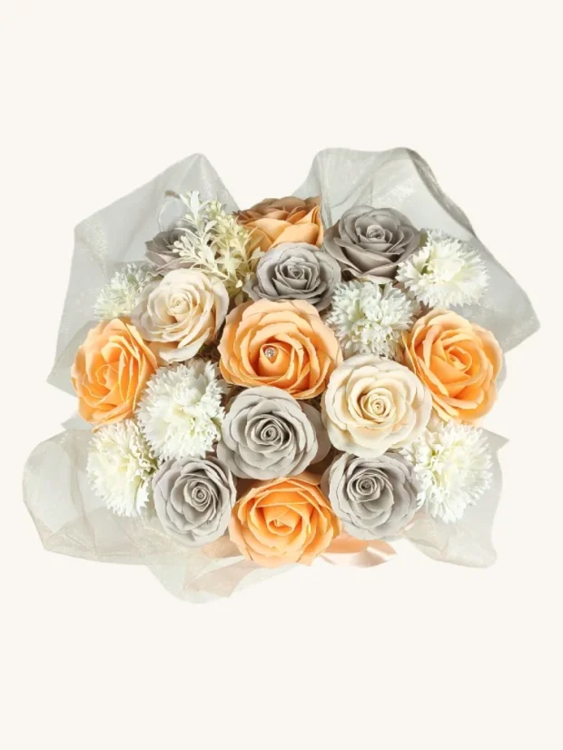 Luxusná kytica mydlových ruží, biely obdĺžnikový košík, pastelové ruže, oranžové