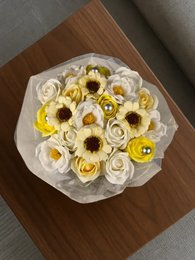 Darčekový set mydlových ruží, béžový košík s béžovou stuhou