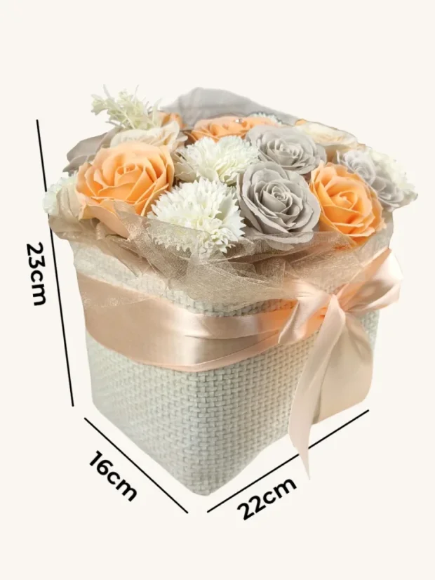 Luxusná kytica mydlových ruží, biely obdĺžnikový košík, pastelové ruže, oranžové