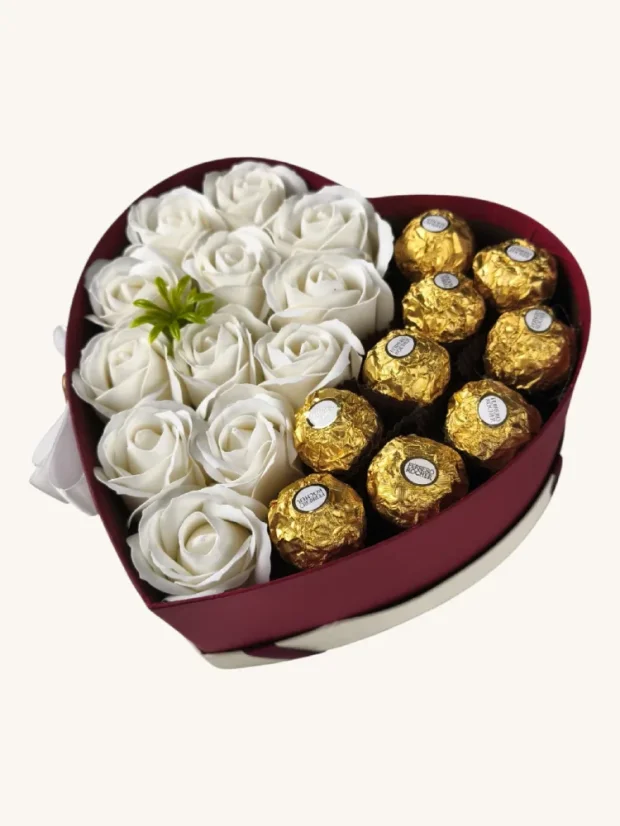 Pudełko prezentowe w kształcie serca, połączenie róż i pralinek, białe róże, Ferrero Rocher