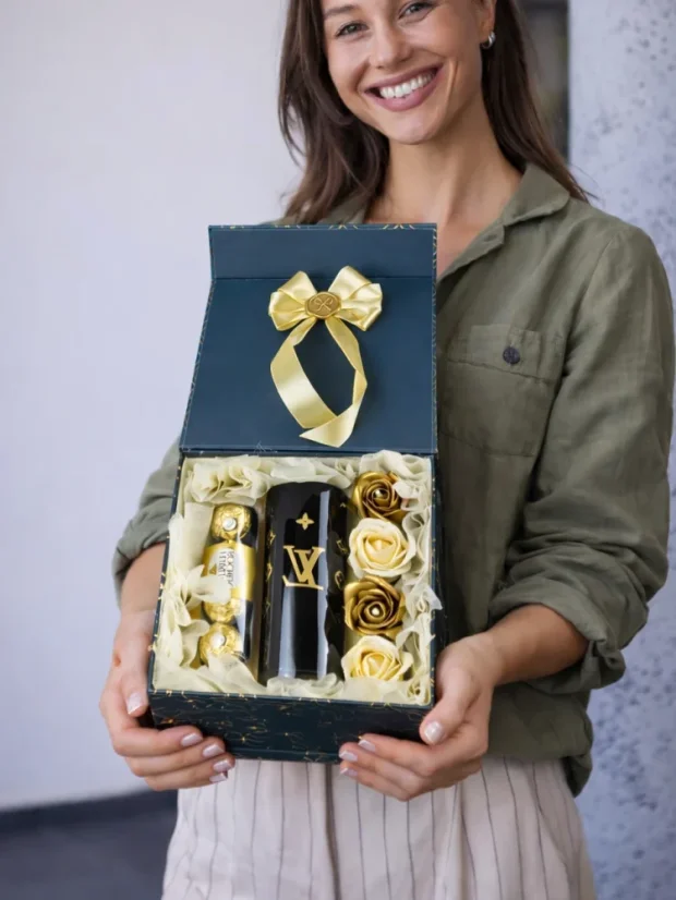 Darčekový box Louis Vuitton, sklenená váza, mydlové zlaté ruže, čokoládové pralinky