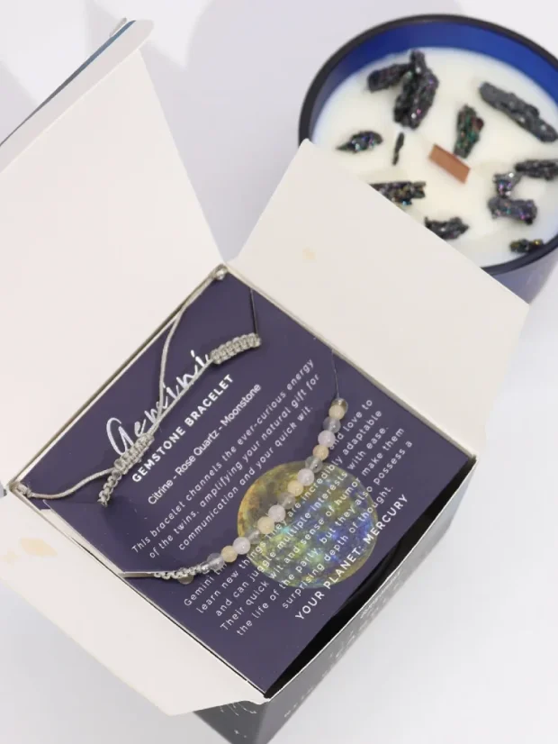 Blíženci - krištáľová sviečka s náramkom z drahokamov, 320g