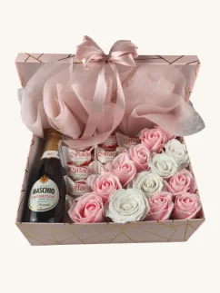 Darčekový box kombinovaný s mydlovými ružami, pralinkami a sektom, obdĺžnikový box, bielo-ružová kombinácia