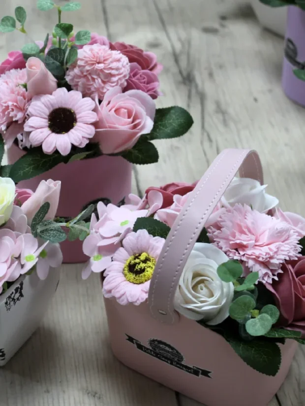 Malé mydlové kytice v košíku, krásny darček, fialové