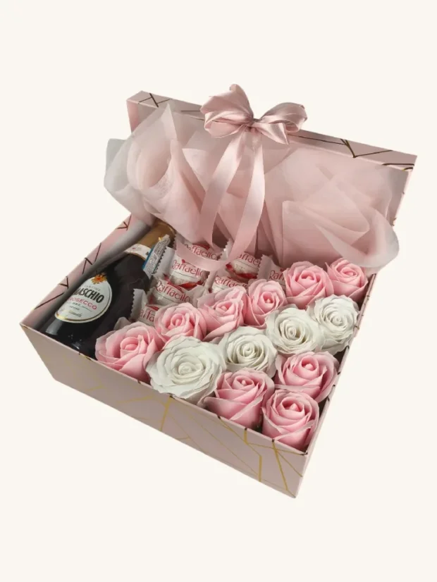 Darčekový box kombinovaný s mydlovými ružami, pralinkami a sektom, obdĺžnikový box, bielo-ružová kombinácia