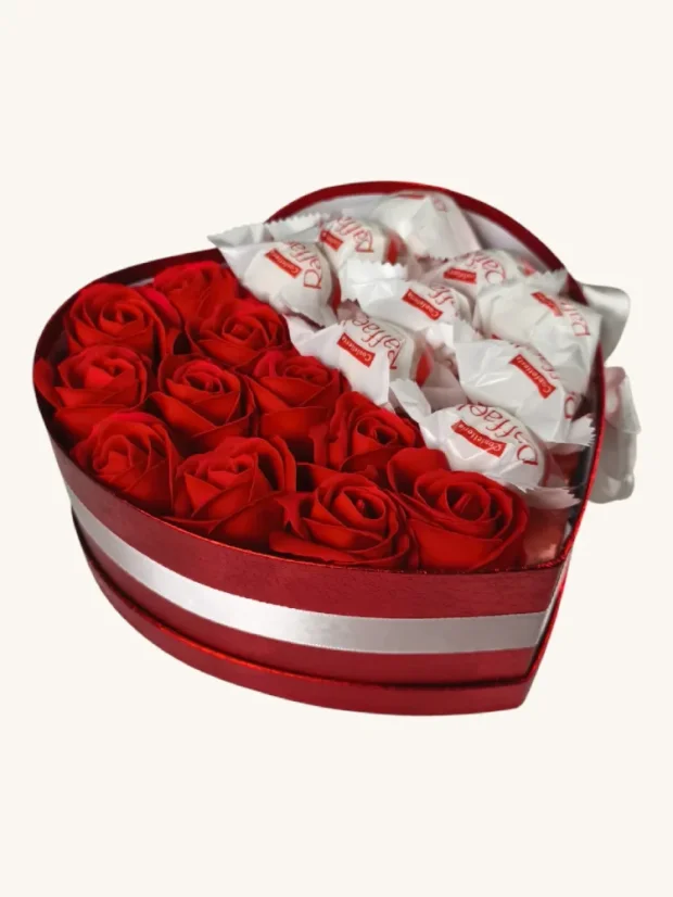 Darčekový box v tvare srdca, kombinovaný s ružami a pralinkami, červené ruže, Raffaello
