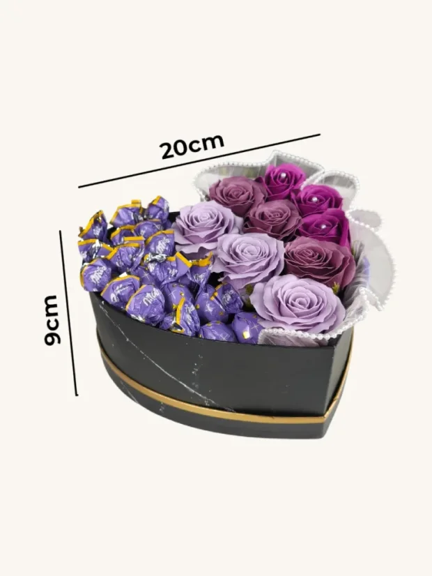 Darčekový box kombinovaný s mydlovými ružami a pralinkami, srdiečkový box, fialová kombinácia