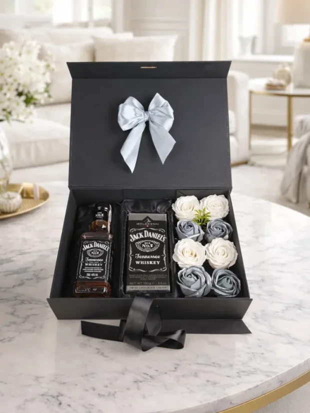 Zestaw prezentowy Jack Daniel's: whisky, szwajcarska czekolada, mydlane róże, pudełko prezentowe