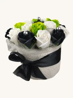 Darčekový set mydlových ruží, biely košík s čiernou stuhou