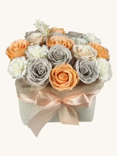 Luxusná kytica mydlových ruží, biely obdĺžnikový košík, pastelové ruže, oranžové