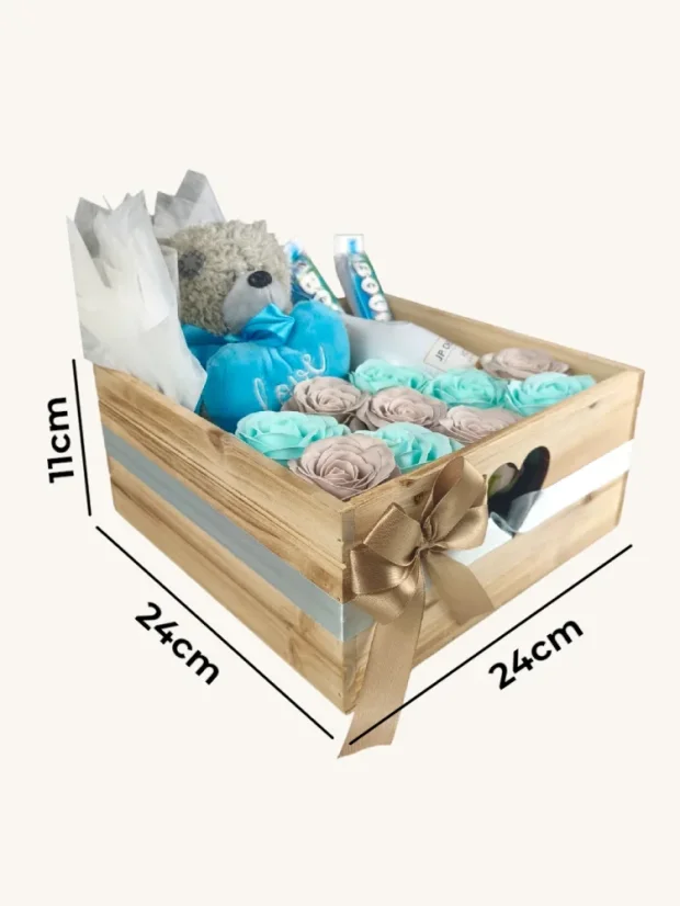 Darčekový box kombinovaný s mydlovými ružami, pralinkami, sektom a plyšovým medvedíkom, štvorcový box, modrá kombinácia