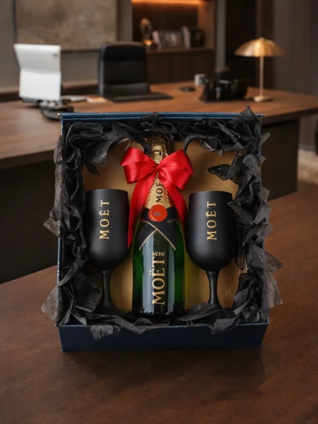 Business box Moët so sklenenými pohármi, zlatý box s magnetom