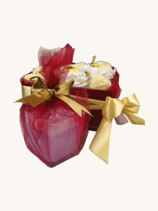 Mydlové kytice + sviečka vo vianočnom boxe, 18x18cm, červený box