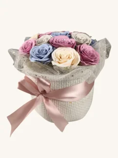 Luxusná kytica mydlových ruží, biely okrúhly košík, pastelové ruže