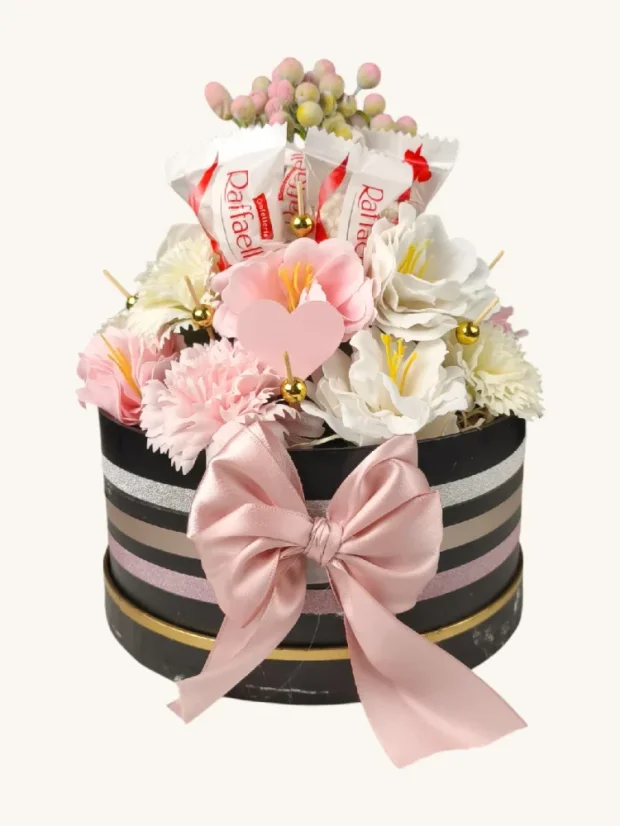 Darčekový box kombinovaný s mydlovými kvetmi a pralinkami, ružovo-biele kvety, Raffaello