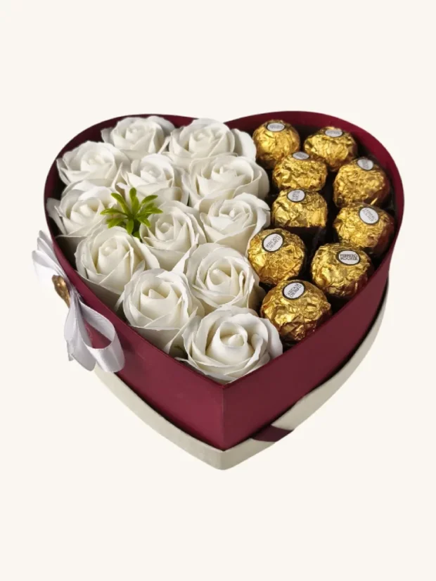 Pudełko prezentowe w kształcie serca, połączenie róż i pralinek, białe róże, Ferrero Rocher