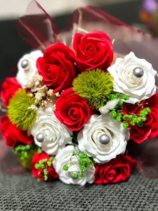 Darčekový set mydlových ruží, biely ratanový košík s červenou stuhou