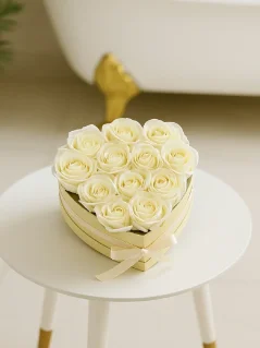 Mydlové kvety, darčekový box v tvare srdca, 13 ruží, krémové ruže