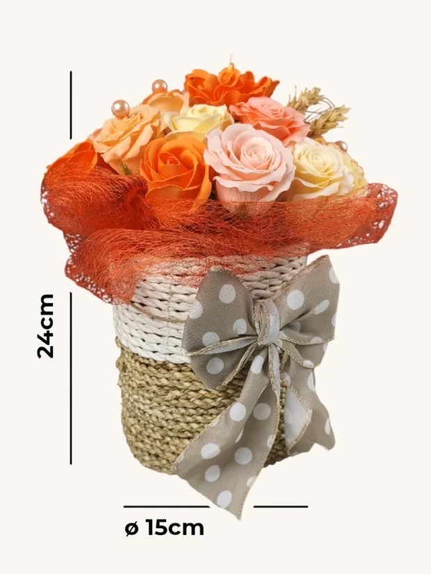 Mydlová kytica v košíku z morskej trávy, oranžové tóny