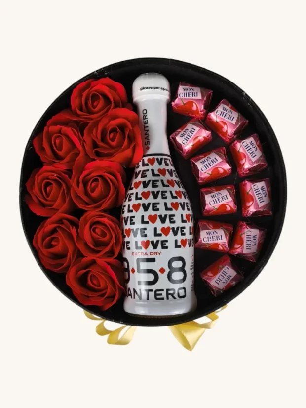 Darčekový box kombinovaný s mydlovými ružami, sektom a pralinkami, okrúhly box, červeno-ružová kombinácia