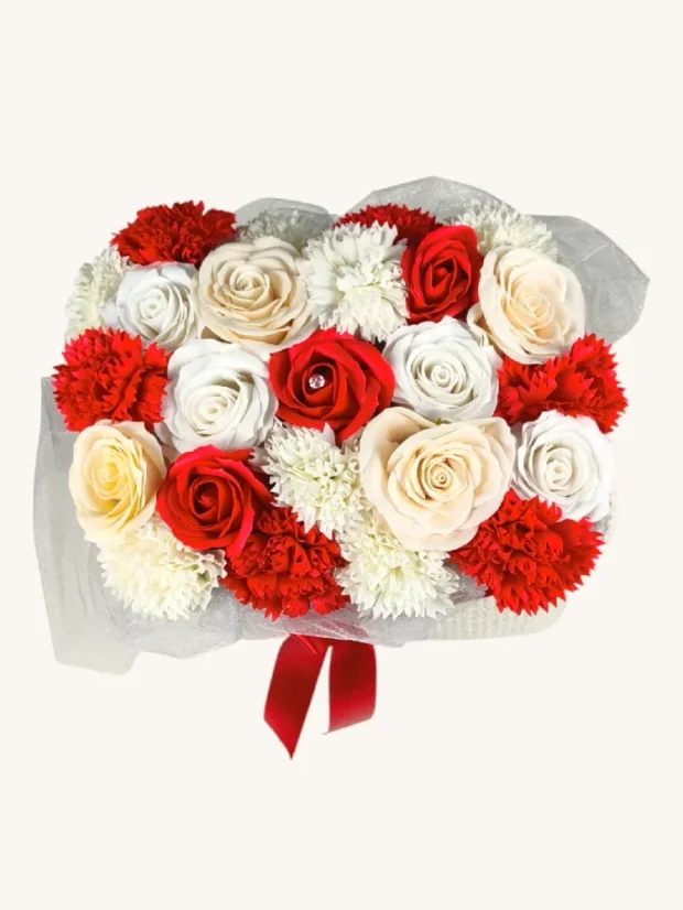 Luxusná kytica mydlových ruží, biely obdĺžnikový košík, pastelové ruže, červené
