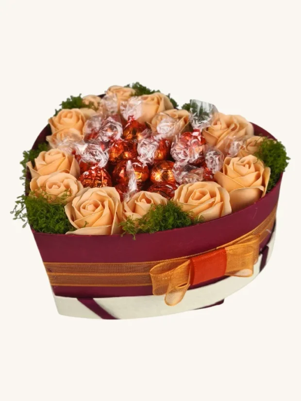 Darčekový box kombinovaný s mydlovými ružami a pralinkami, srdiečkový box, oranžová kombinácia