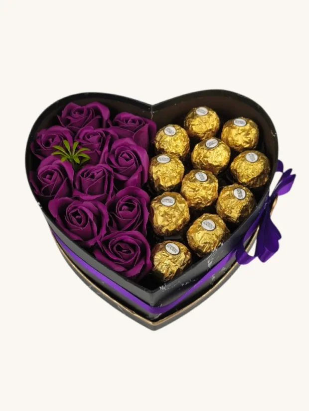 Dárkový box ve tvaru srdce, kombinovaný s růžemi a pralinkami, fialové růže, Ferrero Rocher