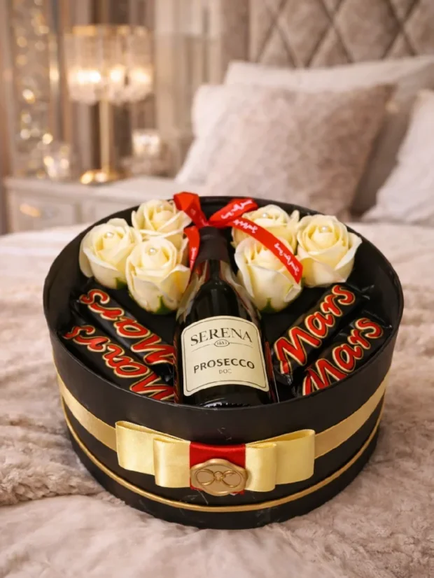 Darčekový box kombinovaný s mydlovými ružami, pralinkami a sektom, okrúhly box, čierno-žltá kombinácia