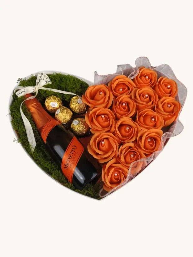 Darčekový box kombinovaný s mydlovými ružami, pralinkami a sektom, srdiečkový box, oranžovo-biela kombinácia