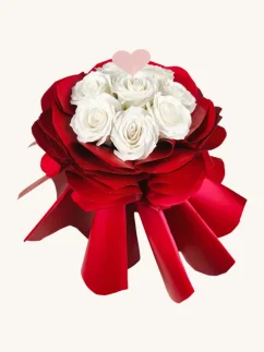 Mydlová kytica z 8 ruží, samostojaca, bohatá dekorácia, biele ruže