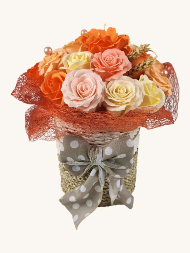 Mydlová kytica v košíku z morskej trávy, oranžové tóny