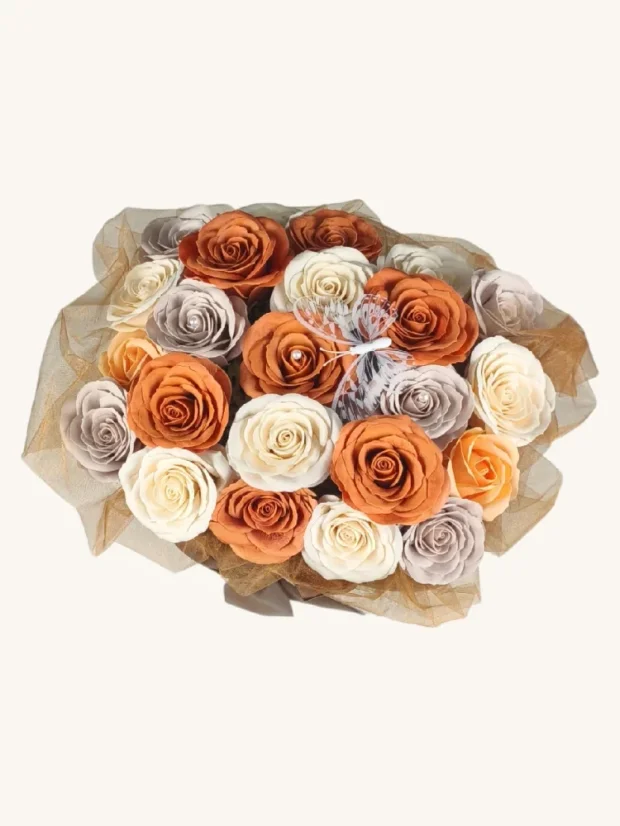 Luxusná kytica mydlových ruží, biely obdĺžnikový košík, pastelové ruže, oranžovo-hnedé