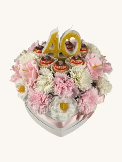 Narodeninový box s mydlovými kvetmi, čokoládovými pralinkami a číslami zo sviečok