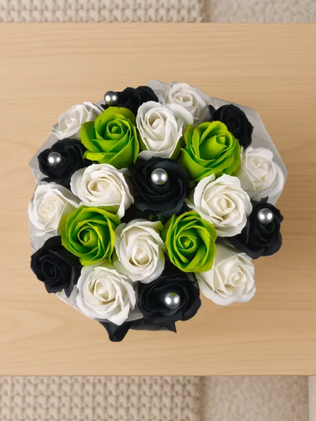 Darčekový set mydlových ruží, biely košík s čiernou stuhou