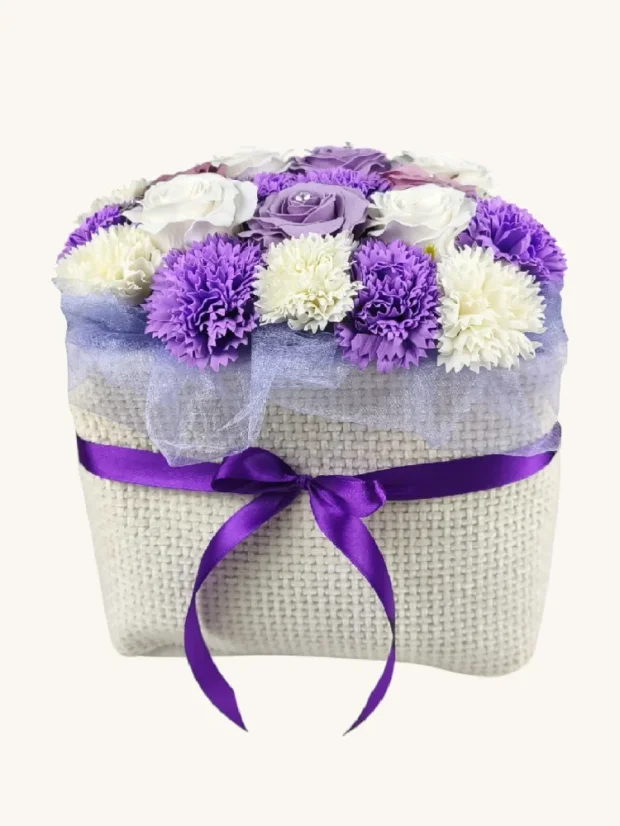 Luxusná kytica mydlových ruží, biely obdĺžnikový košík, pastelové ruže, fialové