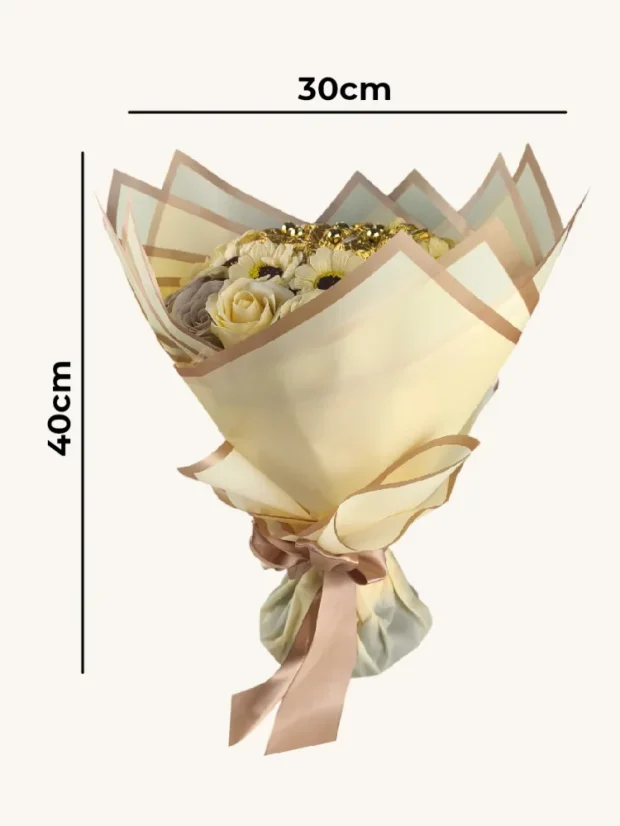 Bohatá kytica z mydlových ruží, s pralinkami, samostojaca, žlto-béžová kombinácia