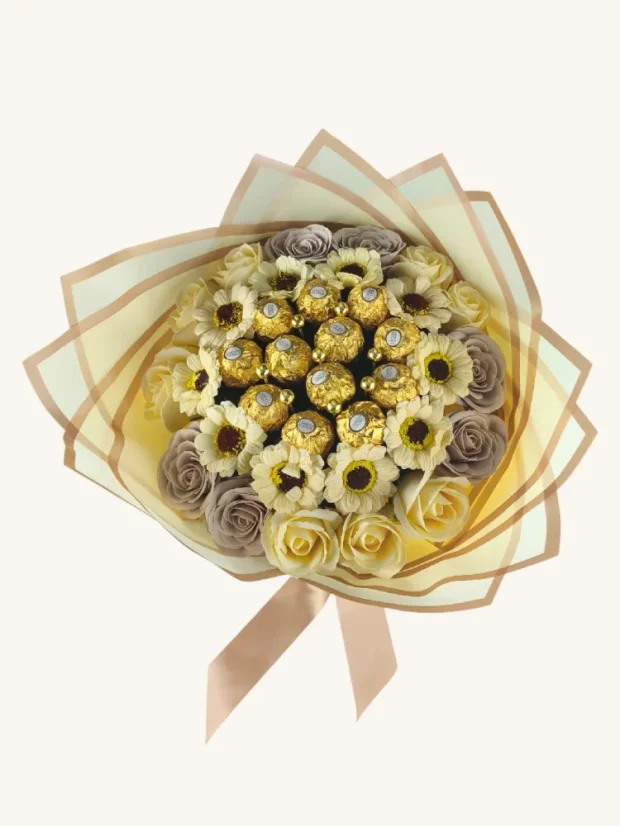 Bohatá kytica z mydlových ruží, s pralinkami, samostojaca, žlto-béžová kombinácia