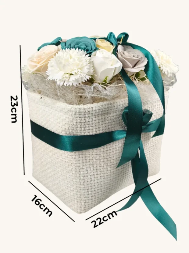 Luxusná kytica mydlových ruží, biely obdĺžnikový košík, pastelové ruže, smaragdové