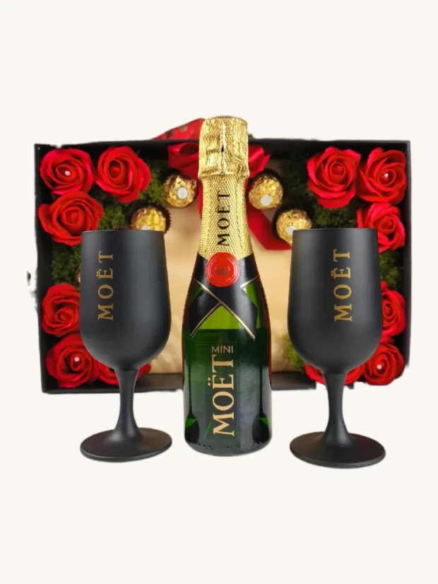 Dárkový box Moët, láhev + unikátní sklenice, s mýdlovými růžemi a pralinkami, červeno-zlatá kombinace