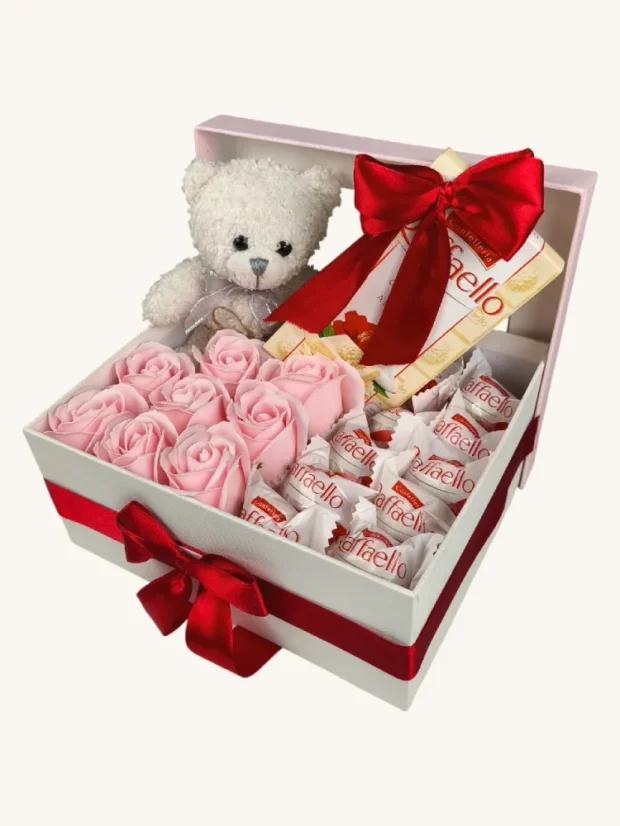 Darčekový box kombinovaný s mydlovými ružami a pralinkami, ružové ruže, Raffaello, plyšový macko