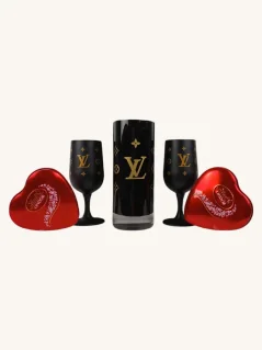 Darčekový box Louis Vuitton: sklenená váza, 2 sklenené poháre a pralinky Lindor