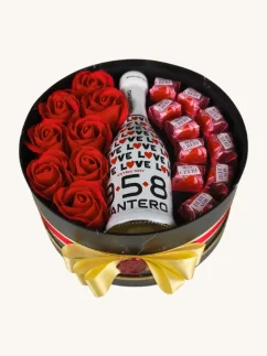 Darčekový box kombinovaný s mydlovými ružami, sektom a pralinkami, okrúhly box, červeno-ružová kombinácia