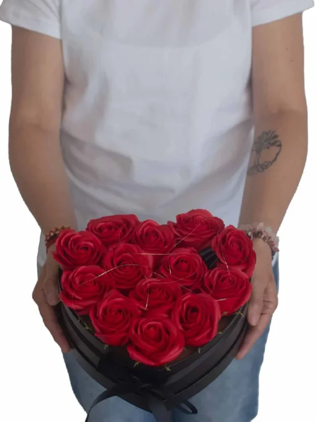 Mydlové kvety, darčekový box v tvare srdca, 13 ruží, ružové ruže