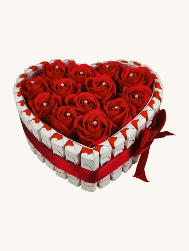 Darčekový box v tvare srdca, kombinovaný s ružami a pralinkami, červené ruže, Kinder