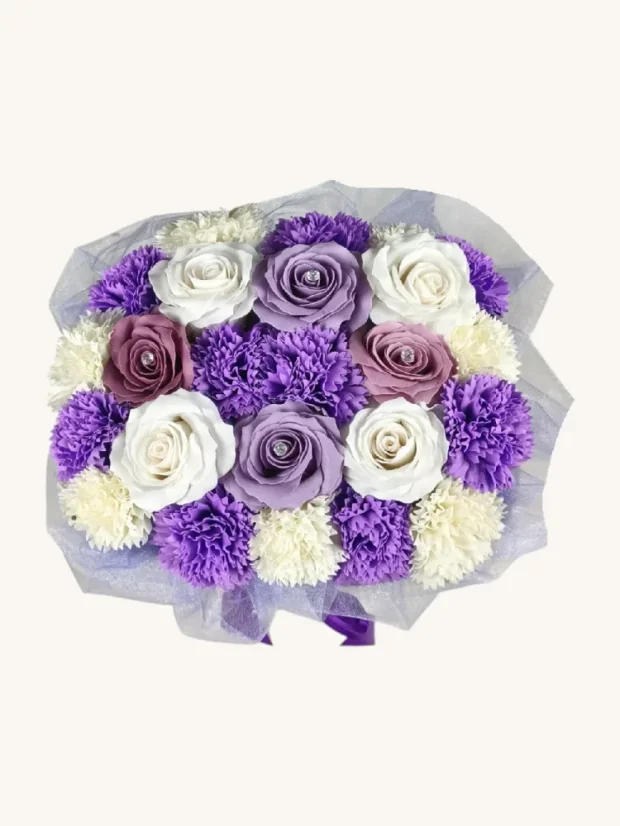 Luxusná kytica mydlových ruží, biely obdĺžnikový košík, pastelové ruže, fialové